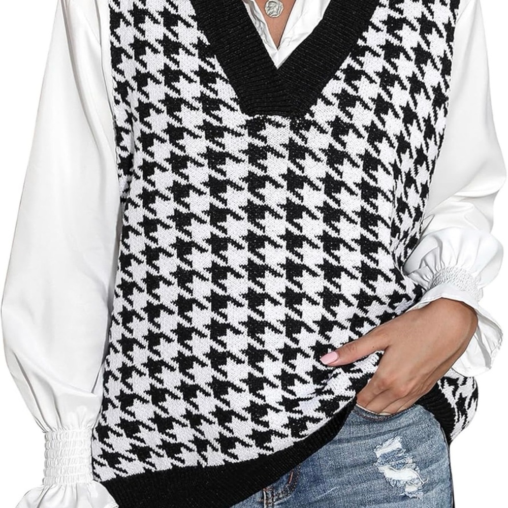 Zeagoo Black and White Houndstooth V-Neck Sweater